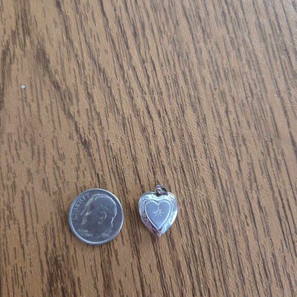 Zales 14k diamond white gold heart photo pendant - Picture 3 of 7